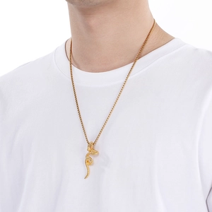 Détail du pendentif serpent hip-hop avec yeux rouges sur une chaîne perlée plaquée or