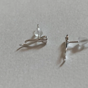 Minimalist 925 sterling silver bow knot stud earrings with transparent backings