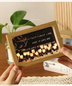 Dettaglio della lampada a cornice con tulipani DIY e finitura in legno con luce LED