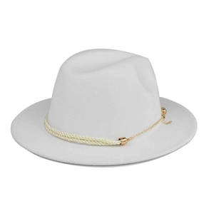 Detail eines weißen Fedora-Huts mit goldener Kette und geflochtener Kordelverzierung