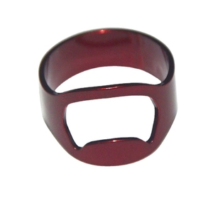 Bague décapsuleur en acier inoxydable rouge foncé pour bière et soda sur fond blanc