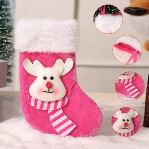 Chaussette de Noël en velours rose avec renne de dessin animé et bordure en fausse fourrure