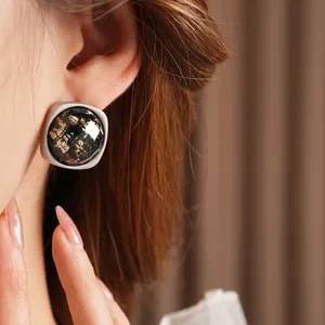 Boucles d'oreilles carrées rétro avec texture étoilée noire et feuille d'or mat argent