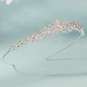 Serre-tête de mariée argenté avec cristaux en forme de branches sur fond bleu clair