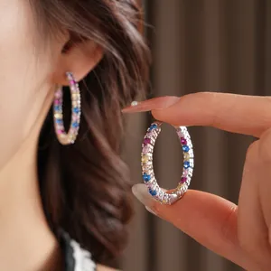Orecchini a cerchio in argento con zirconi colorati in uno stile bohémien elegante