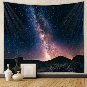 Détail de la tapisserie murale galaxie et montagne avec décor intérieur moderne