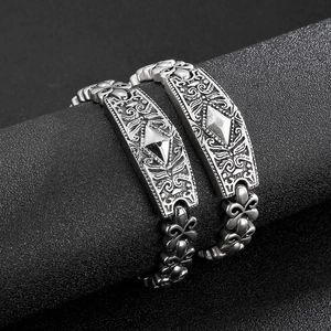 Bracelet gothique vintage en argent avec motifs floraux et textures en losange