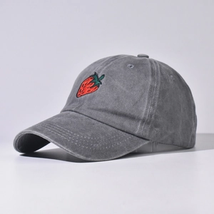 Dettaglio ravvicinato di un berretto da baseball in cotone lavato grigio con fragola