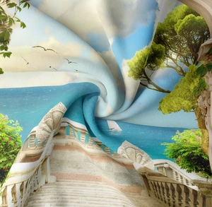 Detailansicht der weichen Stoffstruktur und des mediterranen Landschaftsdrucks auf dem Wandteppich