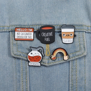 Ensemble de broches en émail sur le thème du café sur une veste en denim