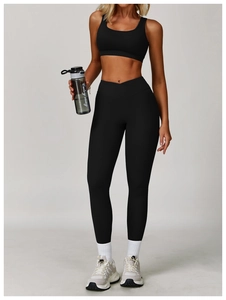 Détail de la taille haute croisée sur le legging de yoga noir pour fitness et sport