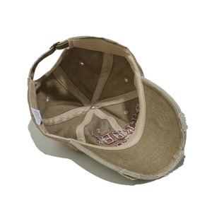 Dettaglio del cappello da baseball in cotone lavato kaki con cuciture interne ed etichetta