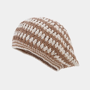 Détail d'un béret beige fait main au crochet avec motif à carreaux évidés complexe