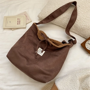 Détail de la doublure en laine d'agneau et des coutures en daim marron du sac à cordon