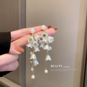 Orecchini Pendenti Con Nappine Mughetto Per Donna Con Fiore In Resina Lega Finta Perla Artificial E Perno In Argento