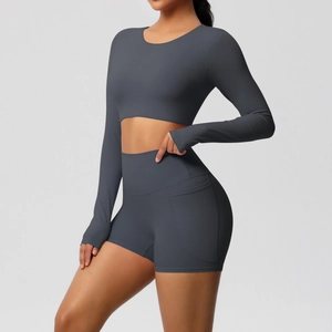 Detail van de high-waist yogashort met zijzakken en zachte geborstelde stoftextuur
