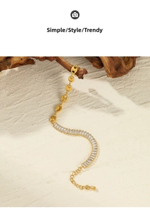 Détail d'un bracelet maille grain de café doré avec incrustation de zircons et chaîne réglable
