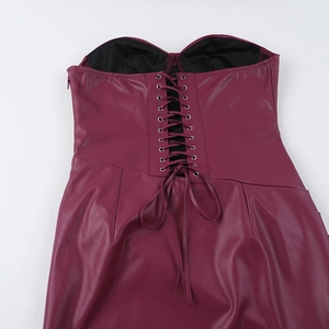 Détails du dos lacé avec œillets métalliques sur robe en cuir PU bordeaux sexy