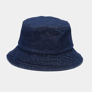 Detail eines dunkelblauen Denim-Anglerhuts mit Twill-Textur und verstärkten Nähten an der Krempe