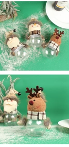 Détail de pots à bonbons de Noël transparents avec figurines de Père Noël et renne en peluche