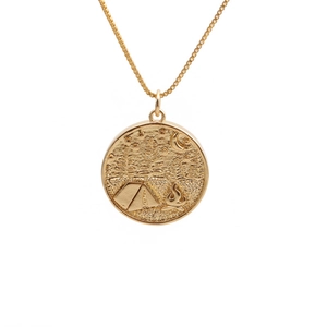 Collier géométrique doré avec pendentif de camping embossé, forêt et tente rétro