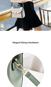 Détails macro de la boucle dorée et du motif d'ours sur le sac bandoulière vert