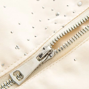 Damenjacke in Off-White mit Strassbesatz und glänzendem Silber-Reißverschluss