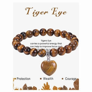 Vue détaillée du bracelet en perles œil de tigre 8mm avec pendentif cœur sur carte