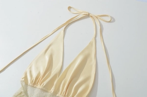 Détail du tissu en dentelle de soie champagne et des liens licou pour robe d'été