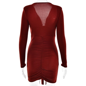Détail d'une robe moulante rouge foncé avec col en V au dos et cordon de serrage froncé