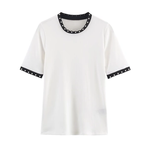 T-shirt bianca in cotone con finiture nere e decorazioni di perle su scollo e maniche
