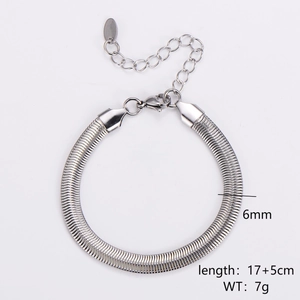 Dettaglio del bracciale a catena serpente in acciaio argento 6mm con estensione regolabile
