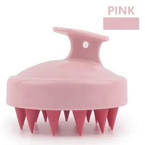 Détail des picots de massage en silicone souple d'une brosse à cuir chevelu ergonomique rose