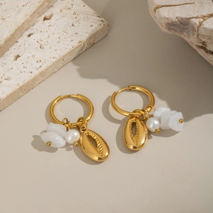 Créoles dorées avec pendentifs coquillage, pierre et perle sur socle en pierre beige