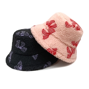 Chapeau bob en laine d'agneau d'hiver avec motif jacquard en noir et rose