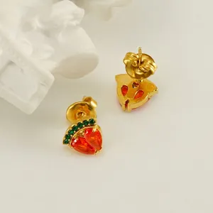Boucles d'oreilles fraise mignonnes en or avec pierres de zircone rouges et vertes