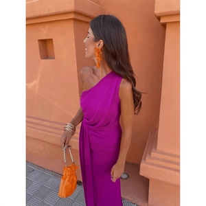 Robe longue élégante en satin violet à une épaule avec taille cintrée et fente haute