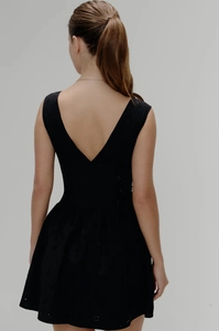 Vue détaillée du dos en V avec broderie évidée délicate sur une robe noire élégante