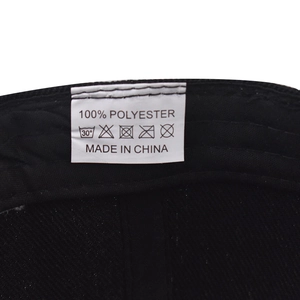 Detail van het waslabel van de baseballpet van 100% polyester met onderhoudssymbolen