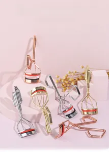 Primo piano di piegaciglia manuali in acciaio inossidabile in oro e oro rosa