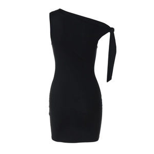 Détail de la robe mini noire à une épaule avec nœud décoratif et coupe moulante élégante
