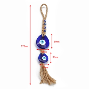 Dettaglio del ciondolo Evil Eye in vetro con corda di canapa e dimensioni indicate