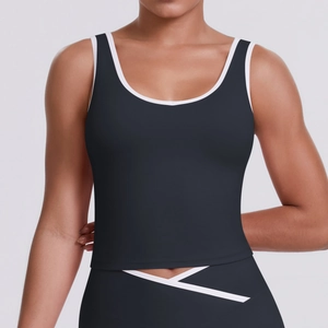 Gros plan d'une brassière noire avec liserés blancs contrastants et tissu stretch de sport