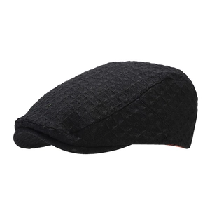 Casquette gavroche noire classique avec motif gaufré et bord court sur fond blanc