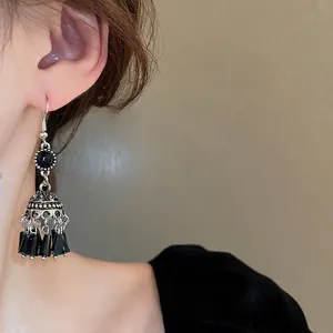 Orecchini pendenti vintage a lanterna in argento con pietre nere su modella
