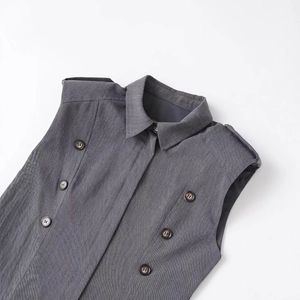 Robe gilet croisée sans manches gris foncé avec boutons marbrés sur fond blanc