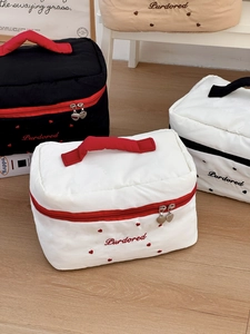 Trois trousses à maquillage matelassées avec broderie cœur et tirettes en métal en forme de cœur