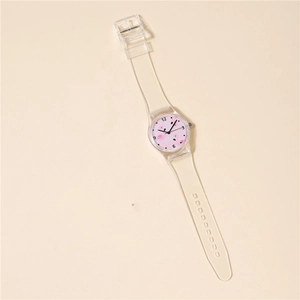 Detail von pinkem Flamingo-Zifferblatt und transparentem Kunststoffarmband an Kinderuhr