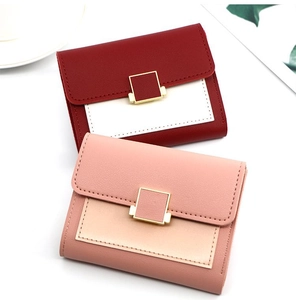 Vue détaillée de deux portefeuilles bicolores en cuir PU avec boucles carrées dorées