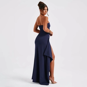 Detail des hohen Seitenschlitzes und der Rüschendekoration am dunkelblauen Abendkleid